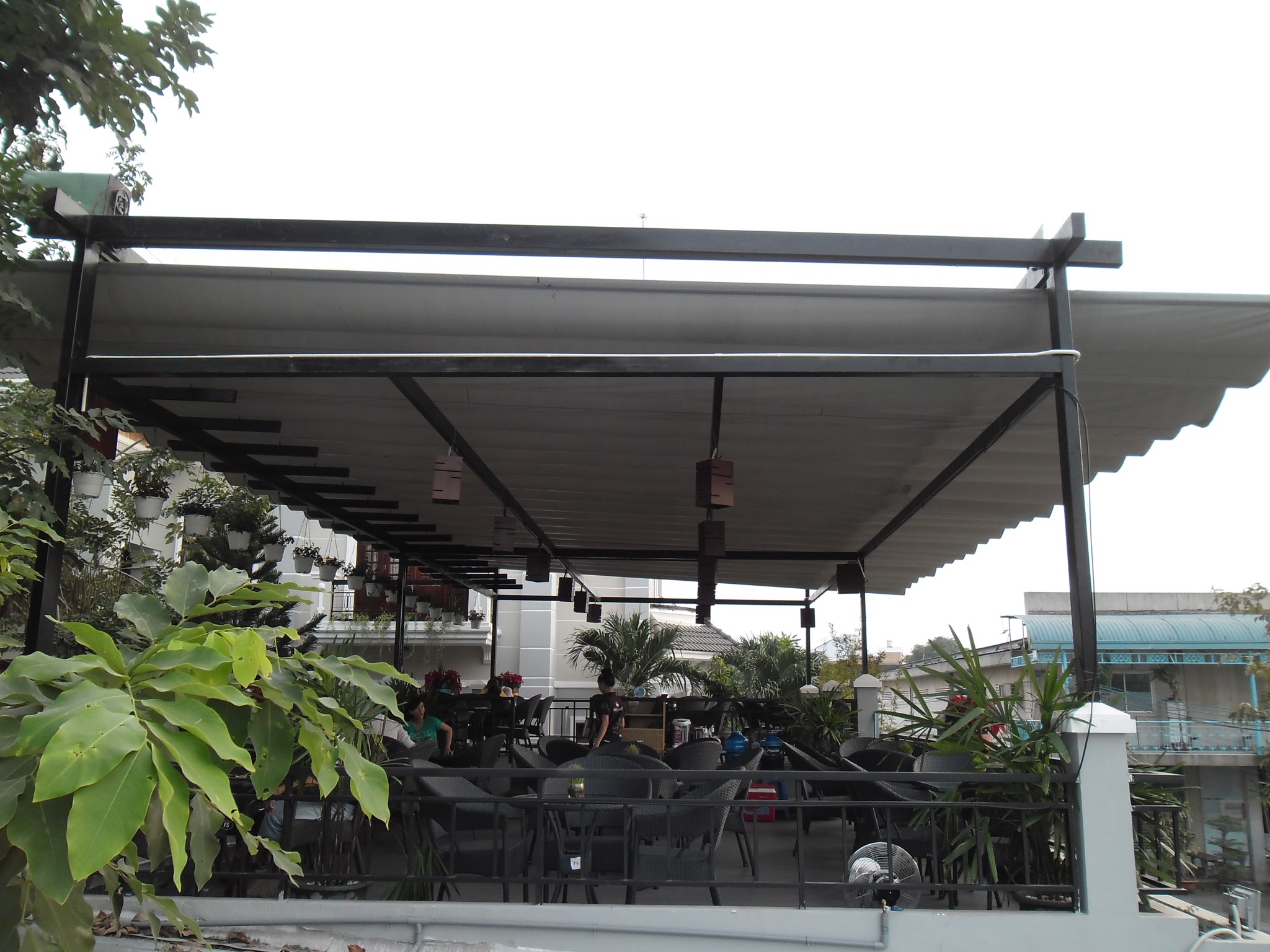 báo giá thiết kế lắp đặt mái che di động sân thượng, mái xếp bạt kéo lượn sóng sân thượng