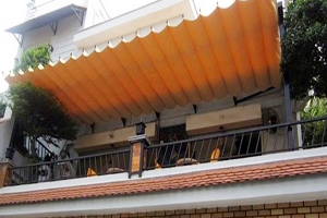 báo giá thiết kế lắp đặt mái che di động ban công, mái xếp bạt kéo lượn sóng ban công