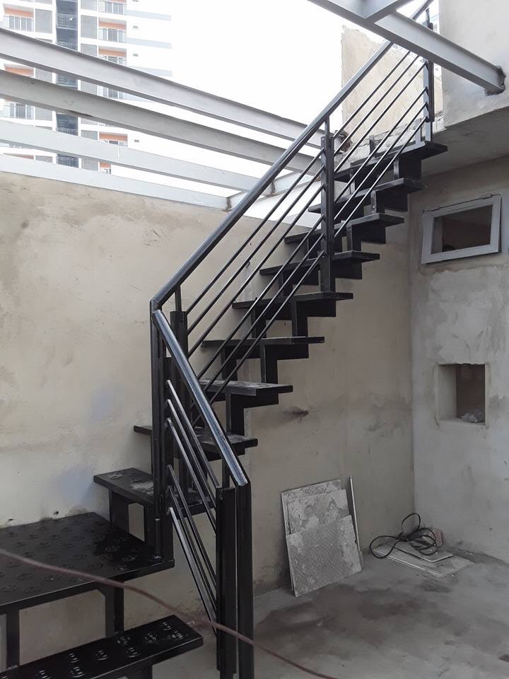 Giá thi công lắp đặt cầu thang sắt sơn tĩnh điện chống gỉ thẩm mỹ mẫu đẹp tại hà tĩnh