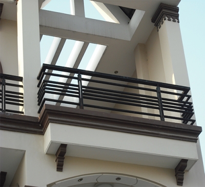 Thiết kế lắp đặt lan can sắt sơn tĩnh điện chống gỉ mẫu đẹp tại hà tĩnh