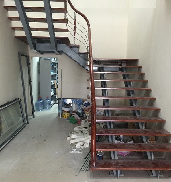 Giá thi công lắp đặt cầu thang sắt sơn tĩnh điện chống gỉ thẩm mỹ mẫu đẹp tại hà tĩnh