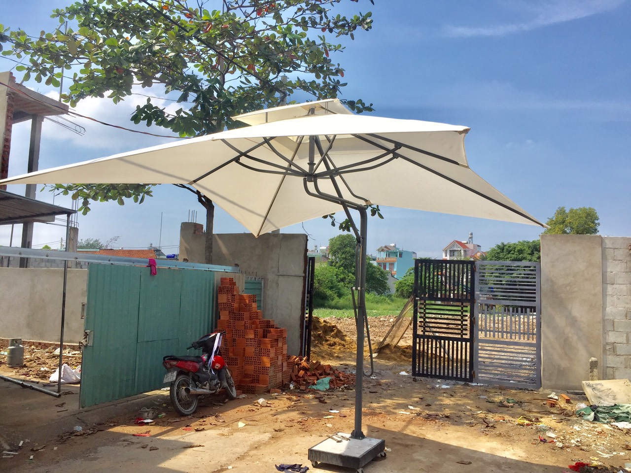 Bảng giá bán dù che nắng tại tp hcm bán dù lệch tâm giá rẻ tại tp hcm.